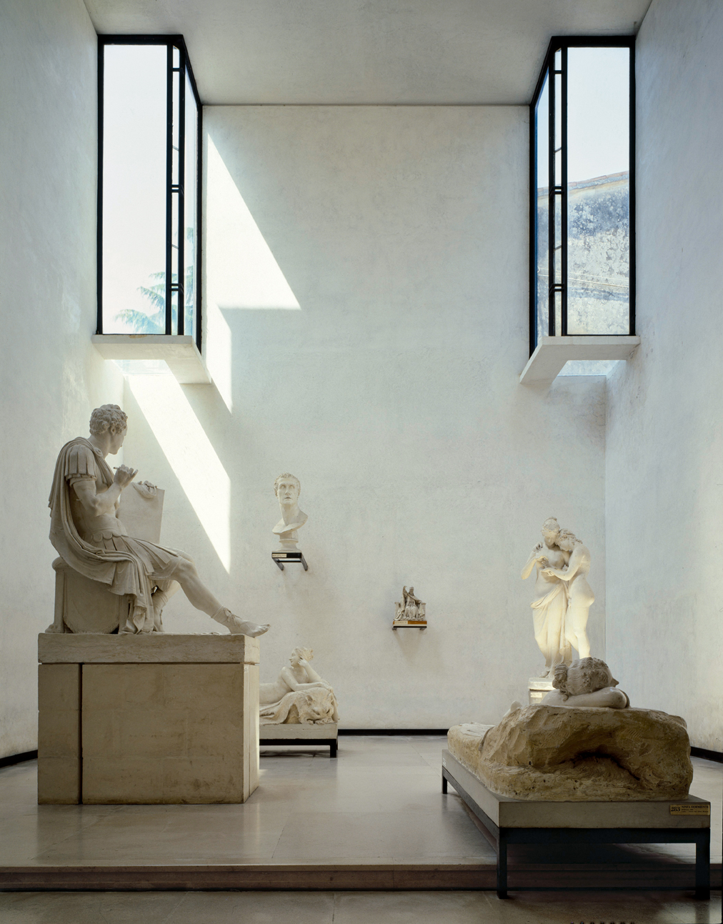 Gipsoteca Canoviana addition, Possagno, 1955-57; western gallery with two inwardly projecting, steel-framed windows. Canova’s Sleeping Nymph lies in the foreground (r), with George Washington in Roman attire (l). © Klaus Frahm/ARTUR IMAGES 